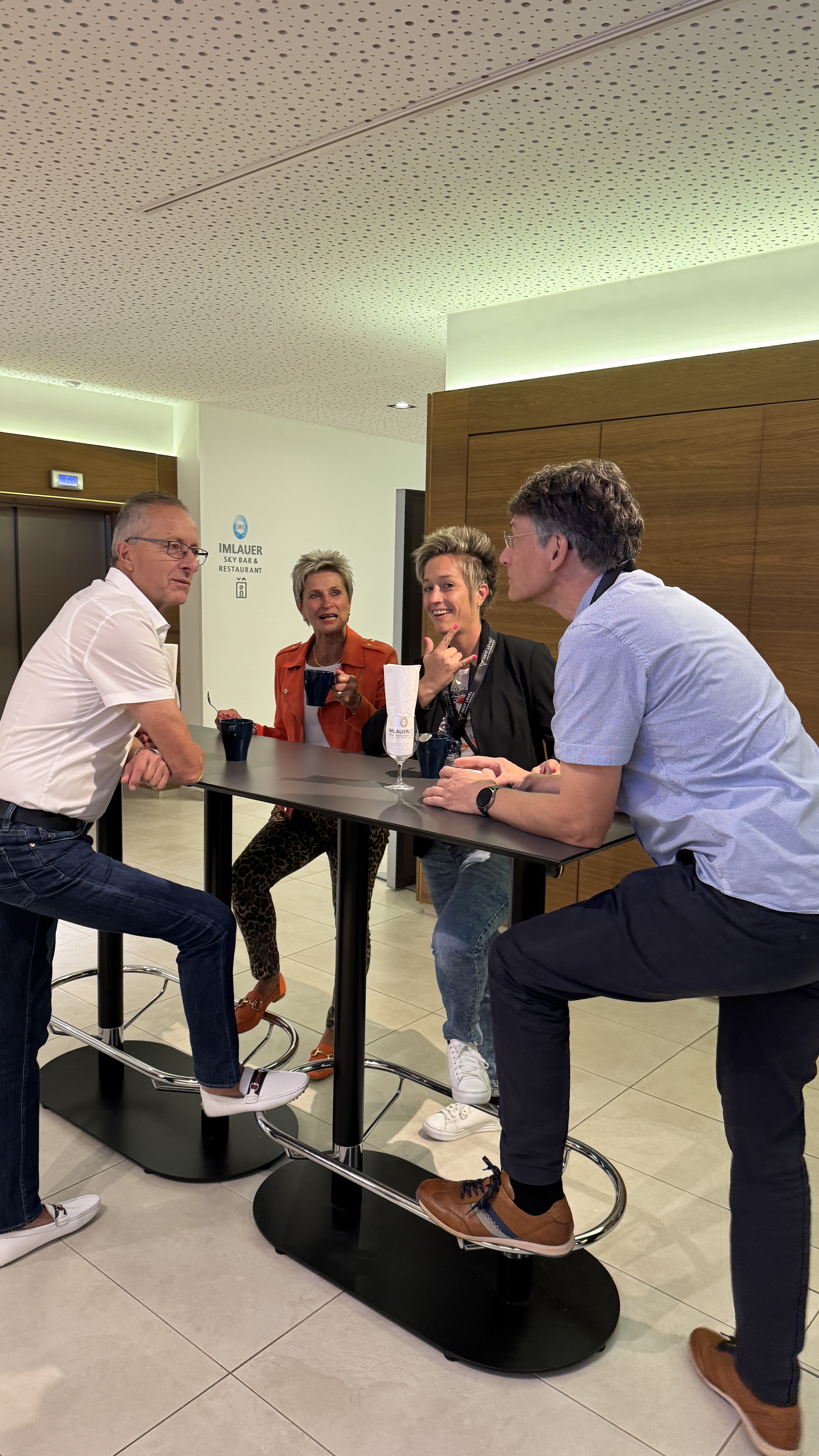 Vibeca Mitglieder in entspannter Gesprächsrunde