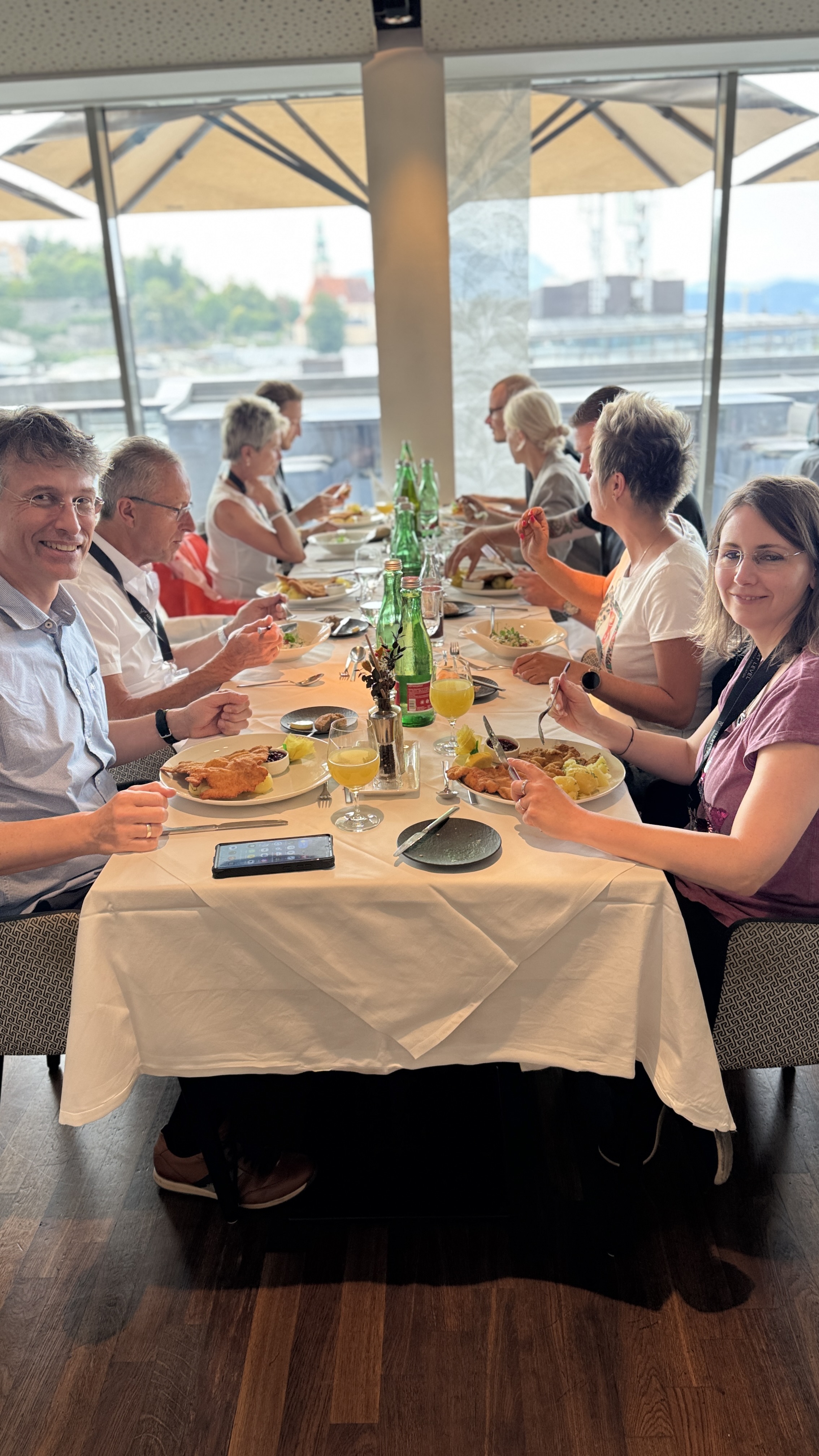Vibeca Mitglieder beim gemeinsamen Essen